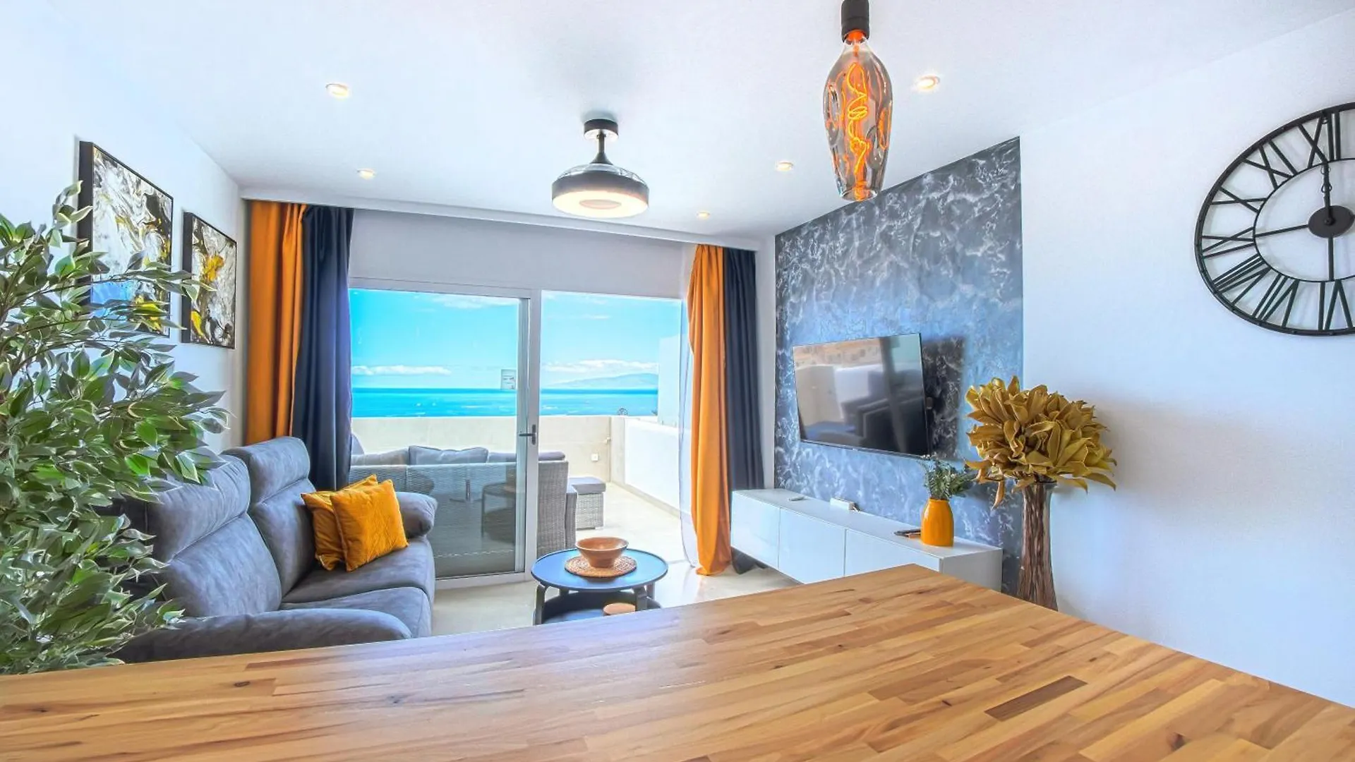 Exceptional 1Bd Apartment With Sea View In Aloha Garden 아데제 0*,  스페인